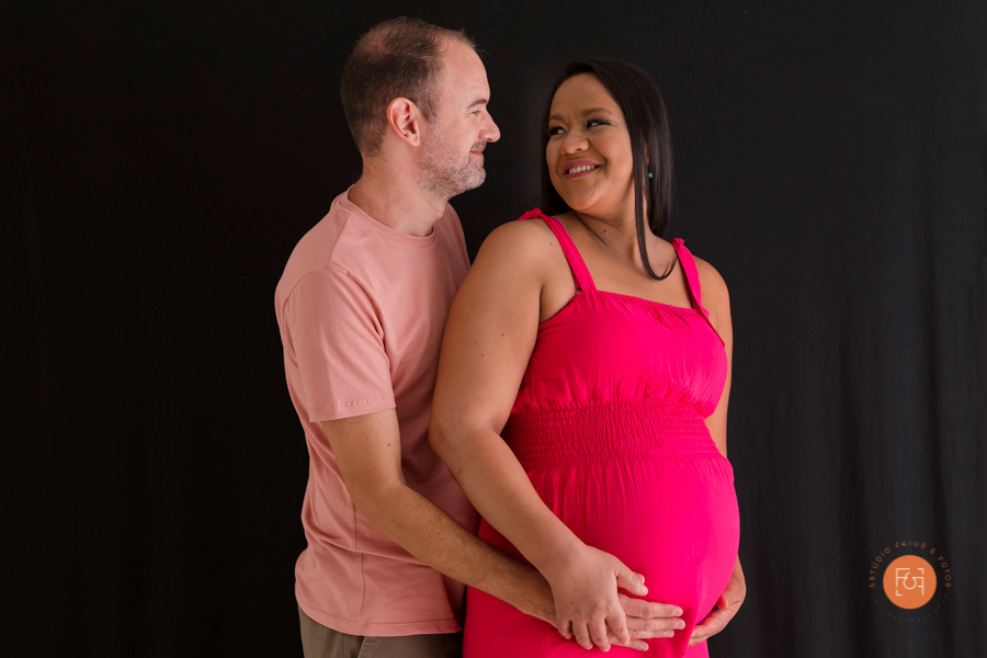 gestante com o papai com a mão na barriga