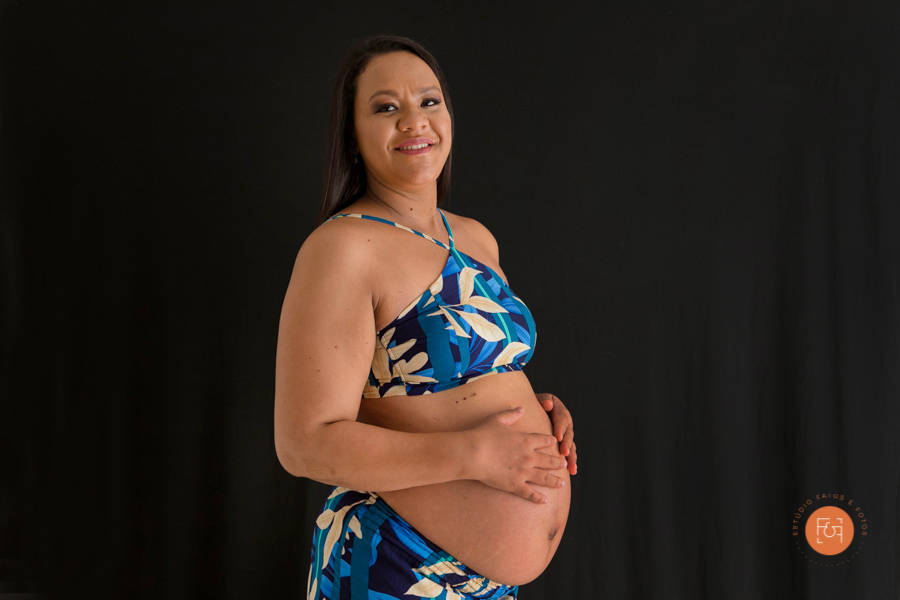 gestante com a mão na barriga