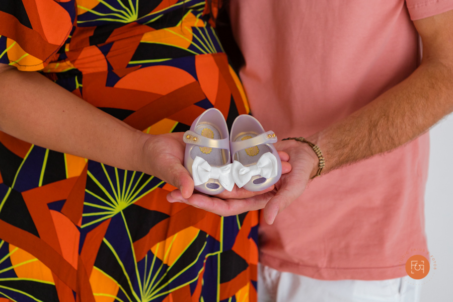 gestante com o papai segurando o sapatinho