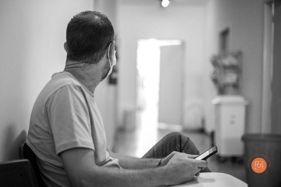 papai esperando pra entrar na maternidade