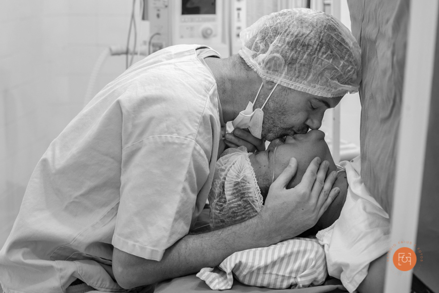 papai beijando a mamãe depois que a bebe nasceu