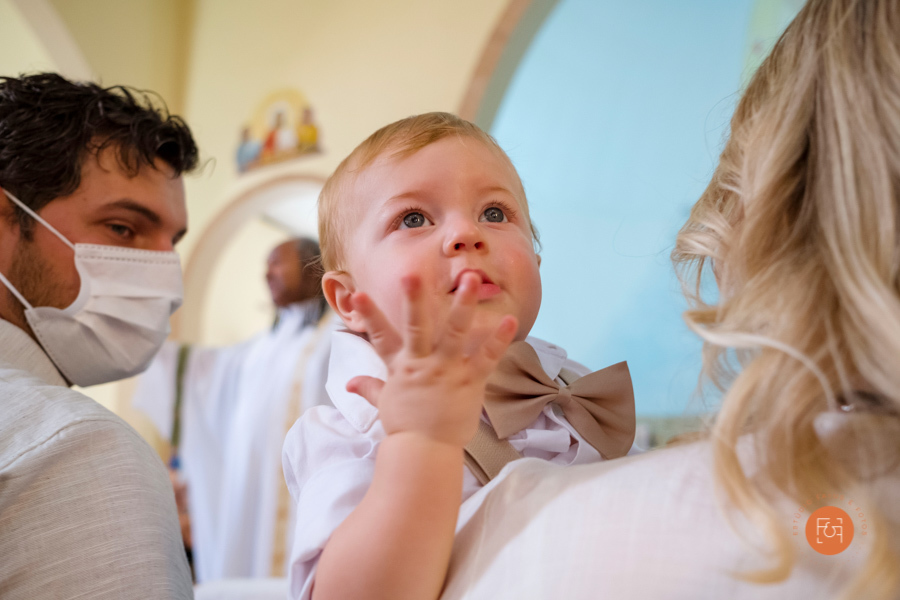 menino no colo da mãe batizado