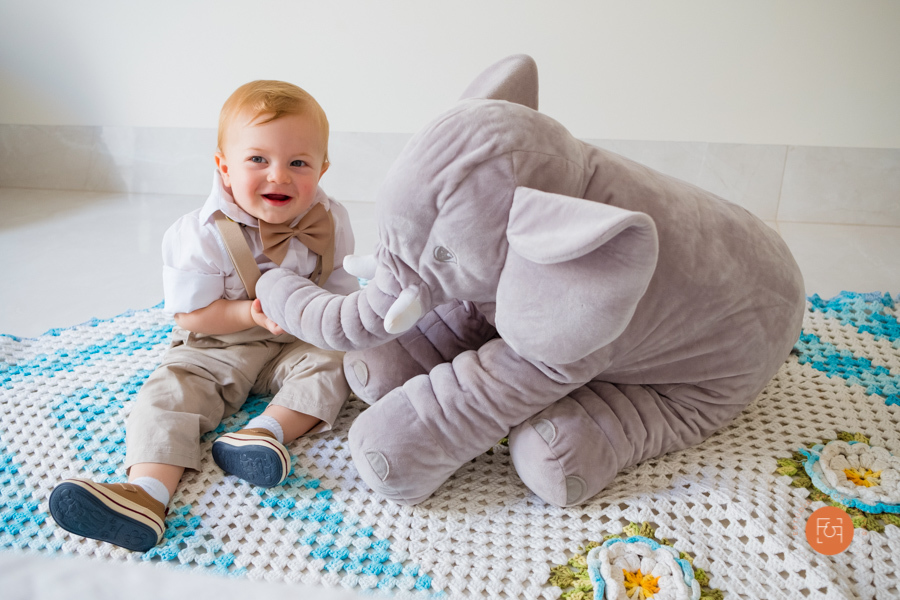 menino brincando com elefante de pelúcia
