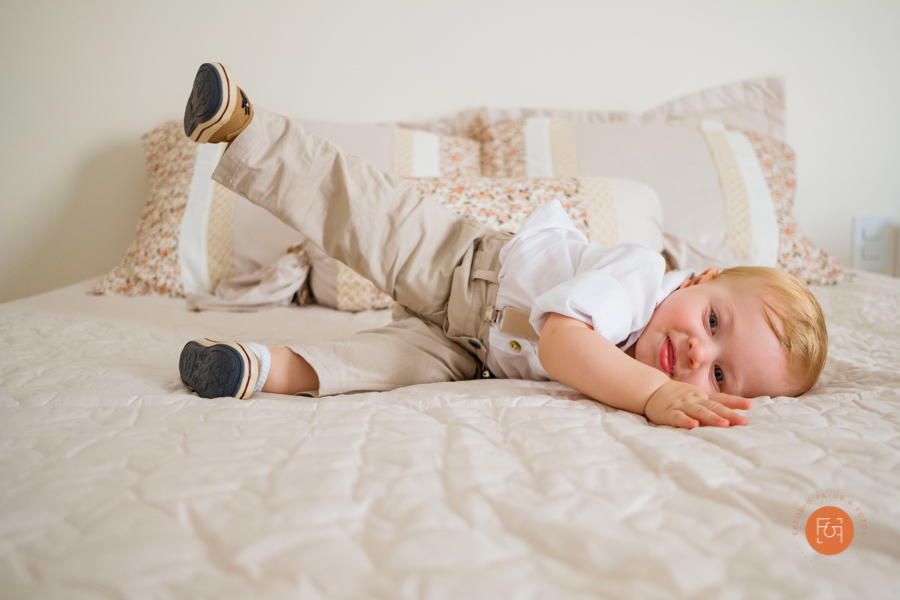 menino brincando na cama