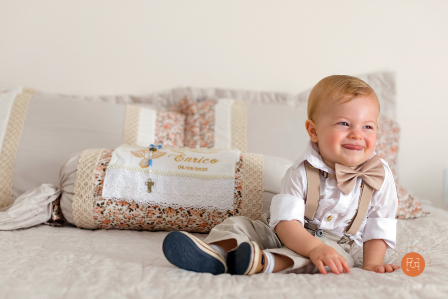 menino brincando na cama