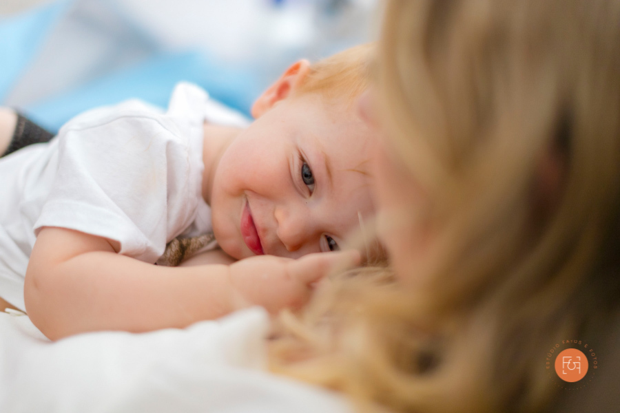 menino no colo da mãe