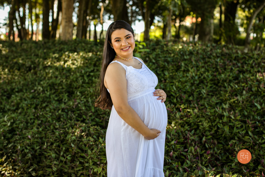 gestante com a mão na barriga