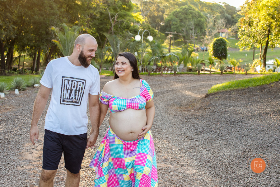 gestante com o papai com a mão na barriga