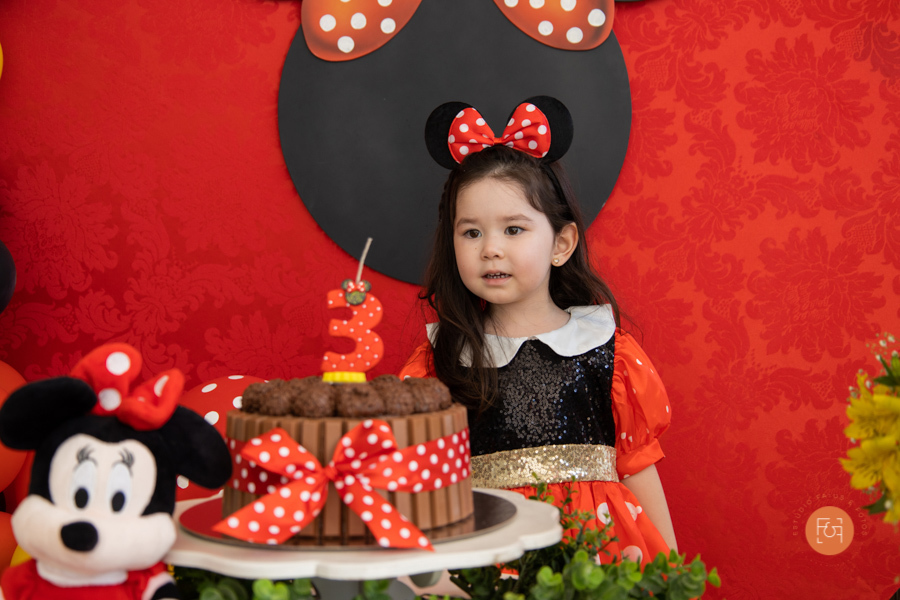 aniversariante menina na mesa do bolo