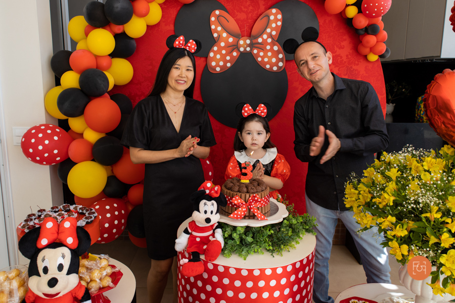 aniversariante menina cantando parabéns com os pais