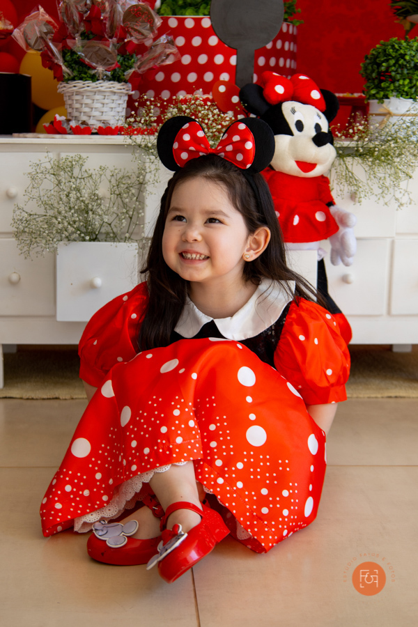 aniversariante menina sentada sorrindo