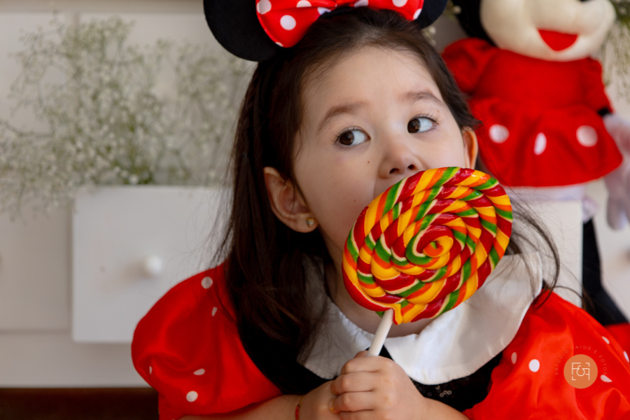 aniversariante menina com pirulito colorido