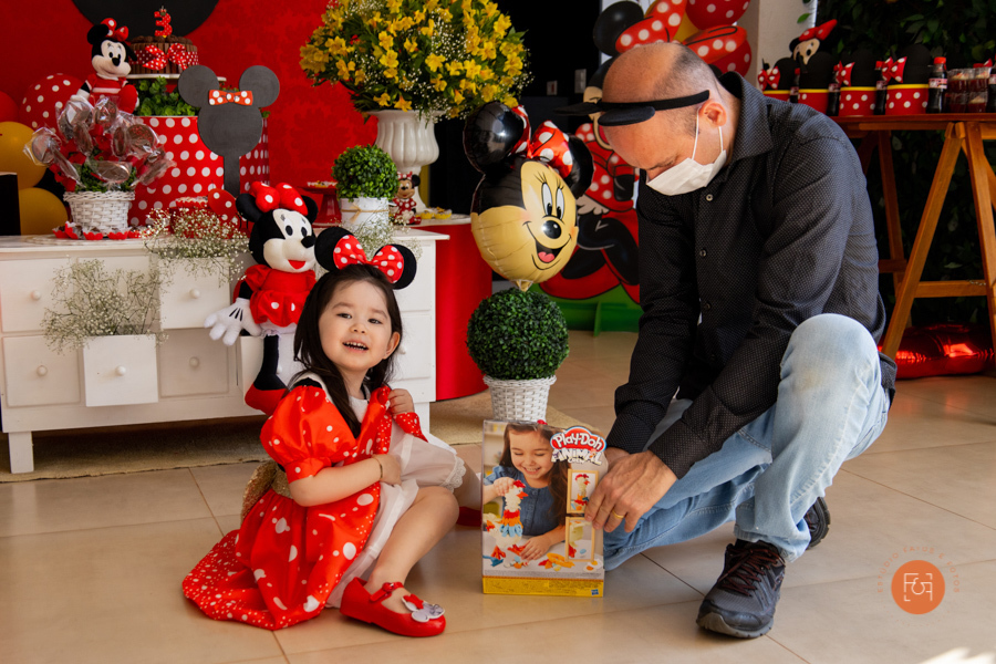 aniversariante menina abrindo presente com o pai