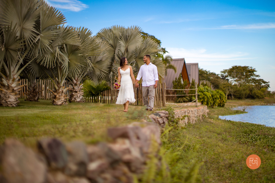 pré wedding casal caminhando