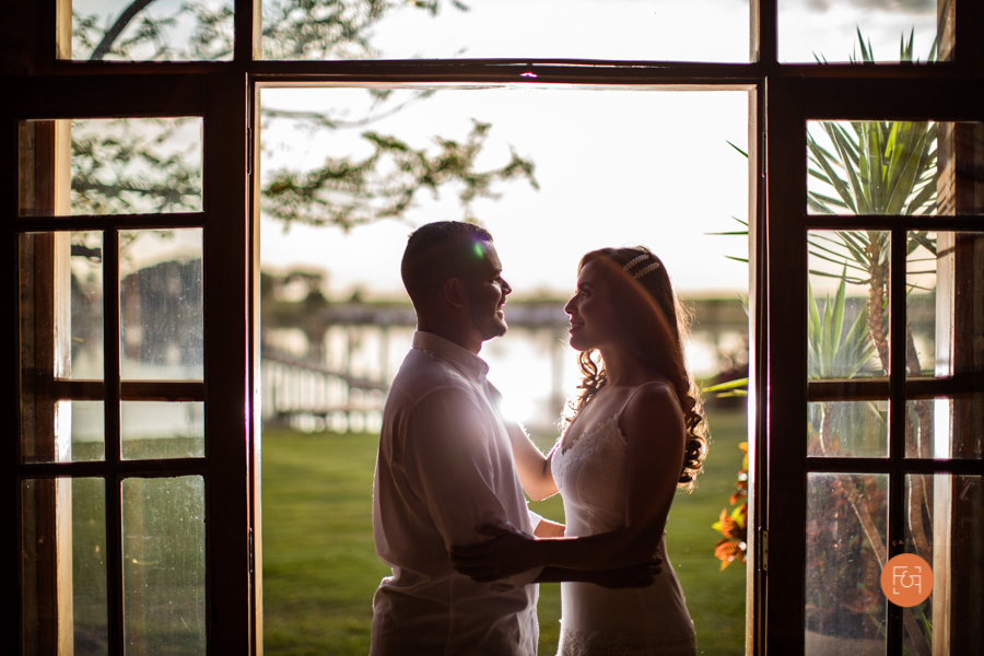 pré wedding casal trocando carinho