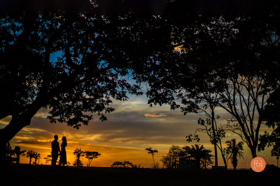pré wedding silhueta casal ao por do sol