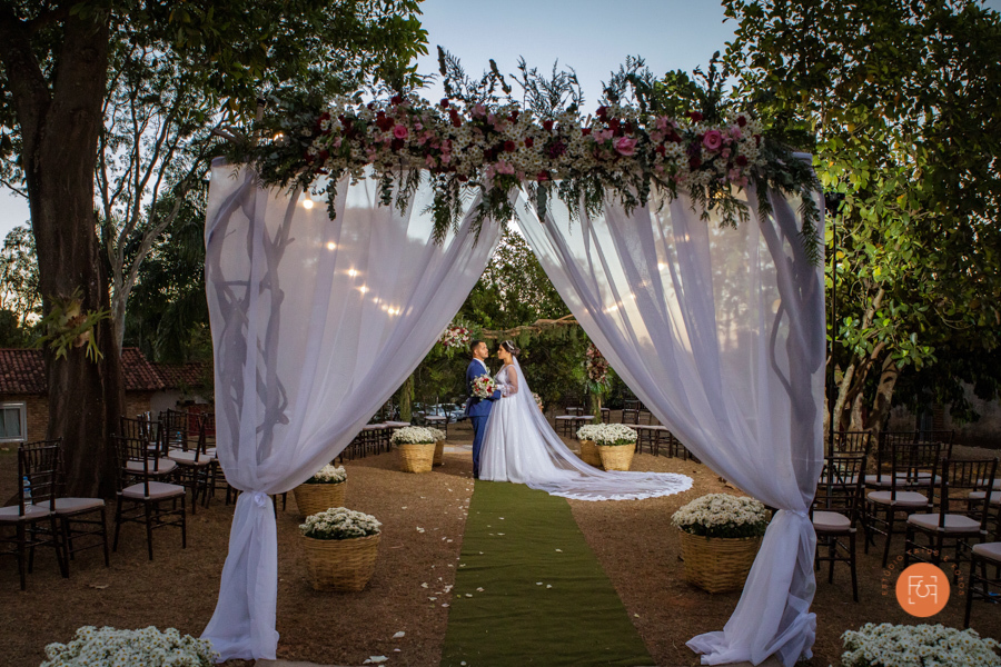 casal na decoração da cerimônia