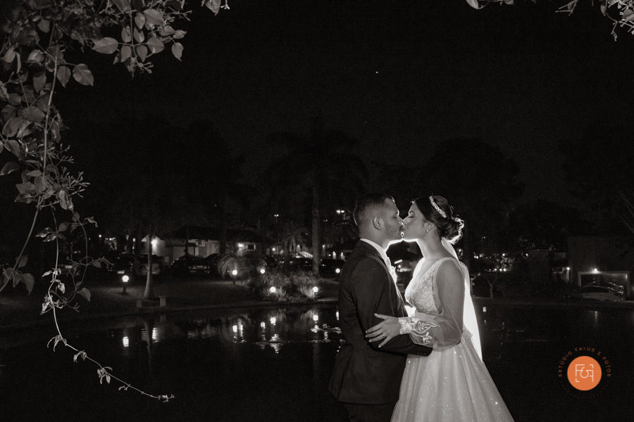 casal na beira da lagoa