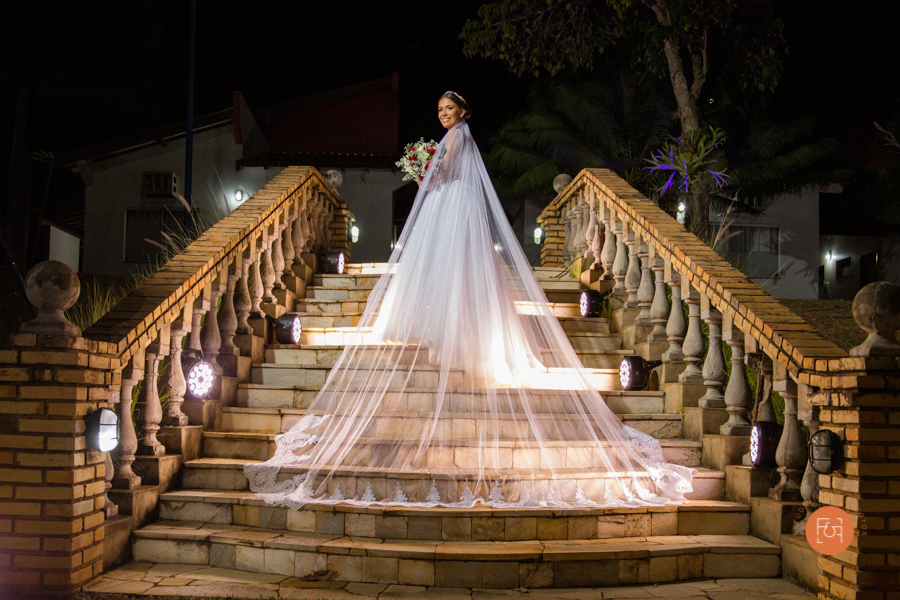 noiva com véu esticado na escada 