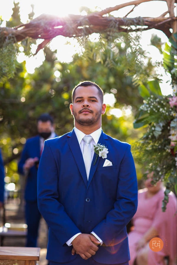 noivo esperando a entrada da noiva