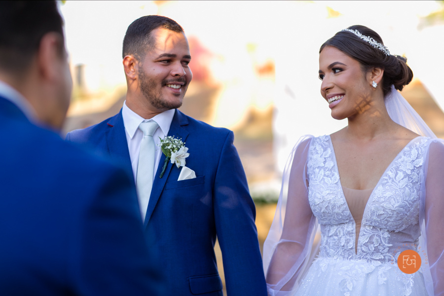 casal trocando olhares