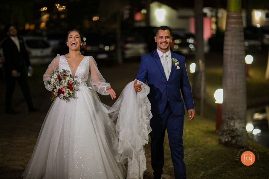 casal caminhando em direção a recepção