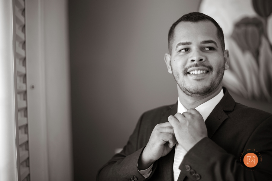 making of noivo arrumando a gravata