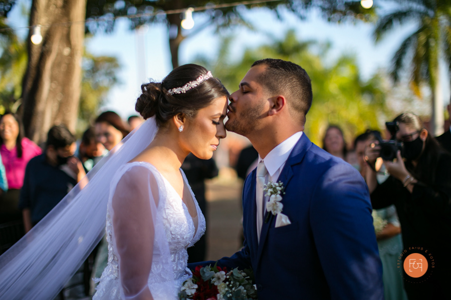 noivo recebendo a noiva com um beijo na testa