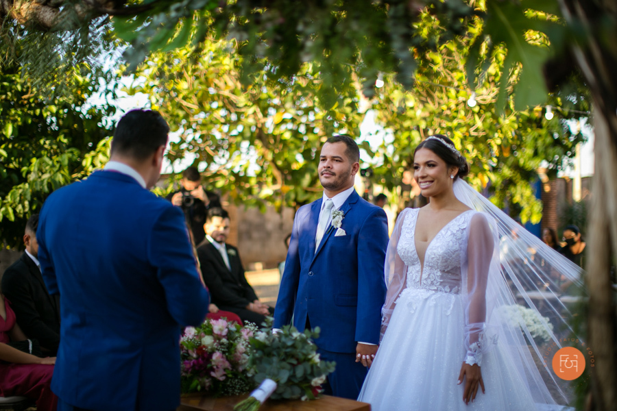 casal ouvindo as palavras do pastor