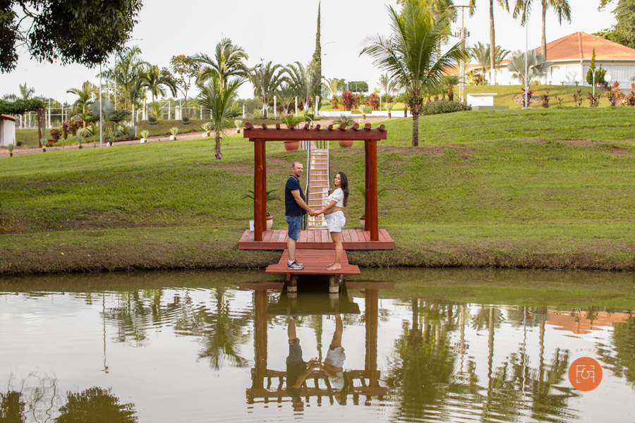 gestante e papai de mãos dadas
