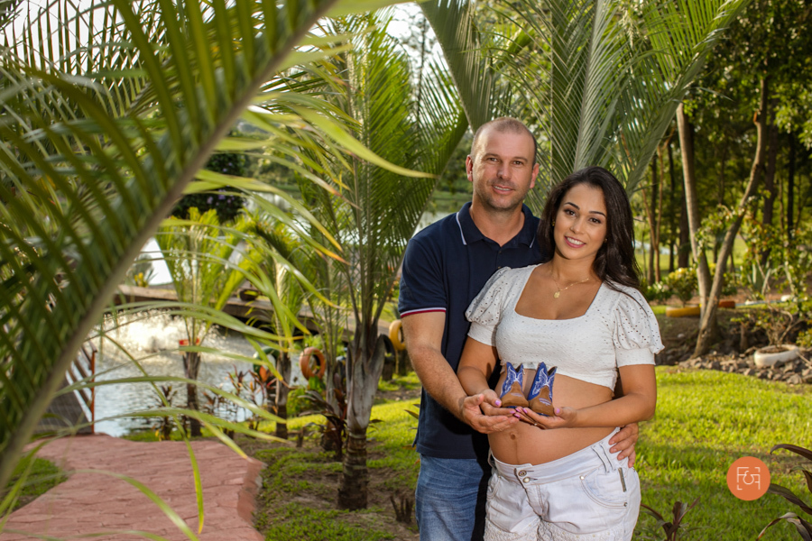 gestante e papai segurando um sapatinho