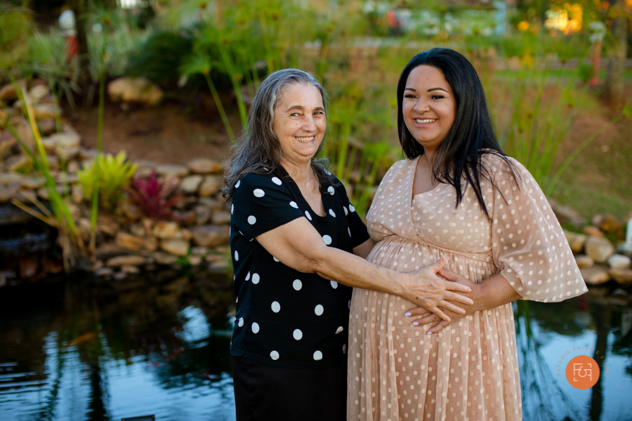 gestante com a avó com a mão na barriga