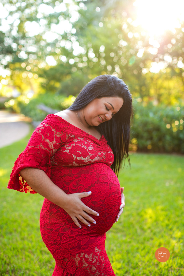 gestante com a mão na barriga
