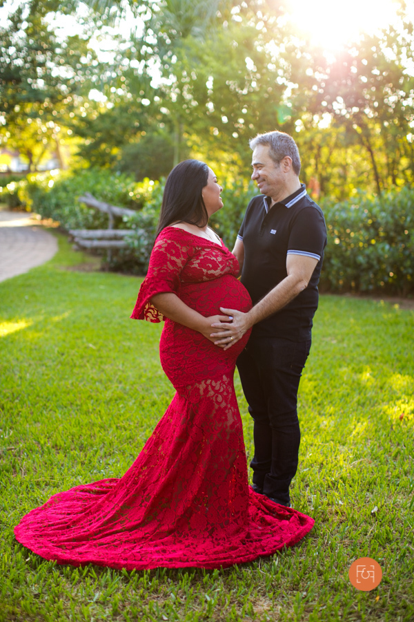 gestante com o papai com a mão na barriga