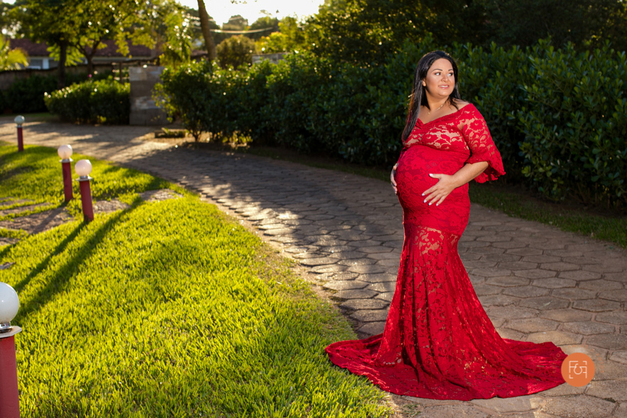 gestante com a mão na barriga