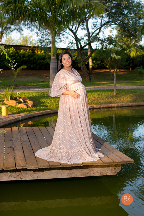 gestante com a mão na barriga