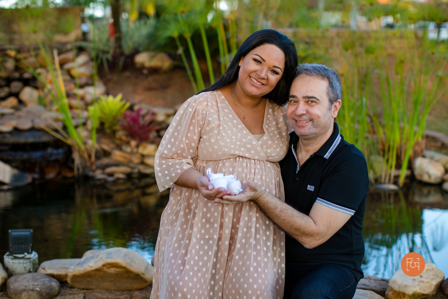 gestante com o papai segurando sapatinho