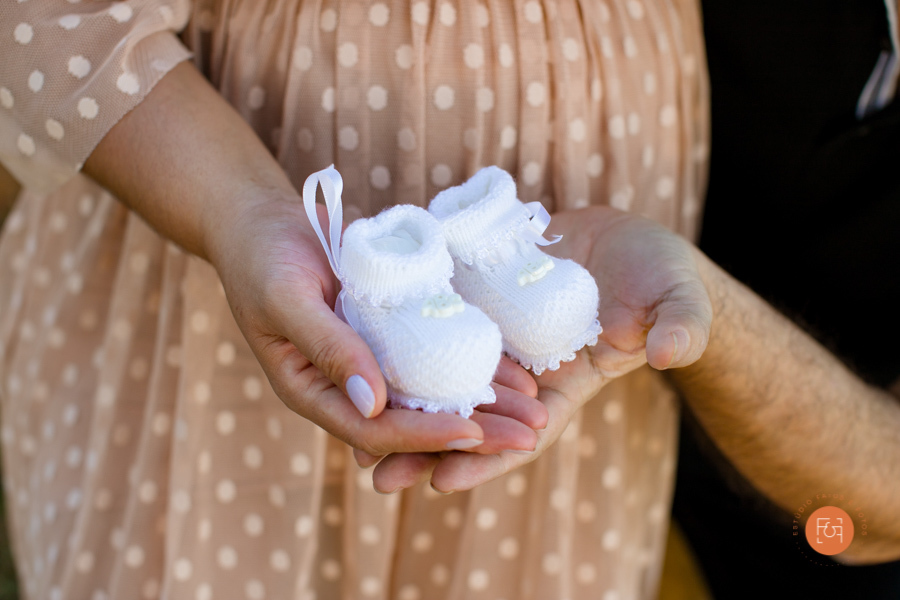 gestante com o papai segurando sapatinho