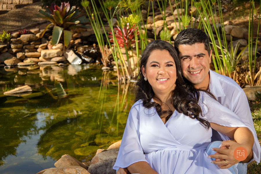 casal sentado abraçado