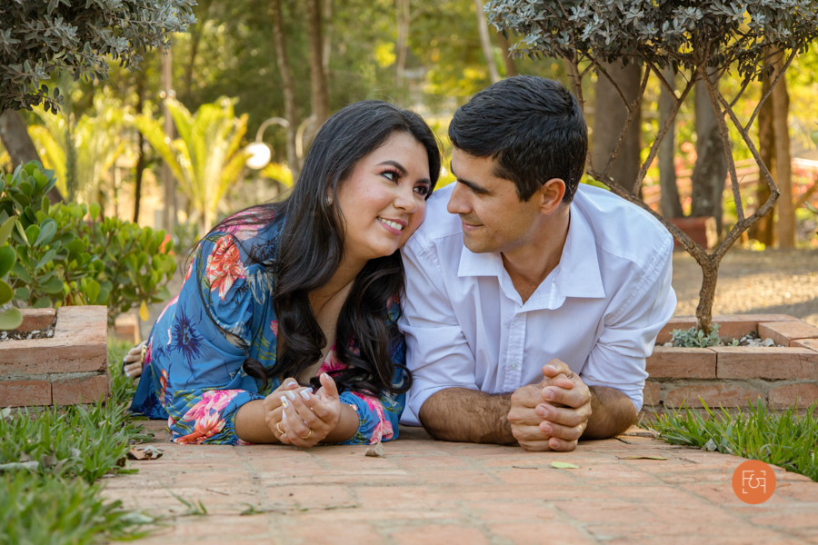casal deitado trocando olhares