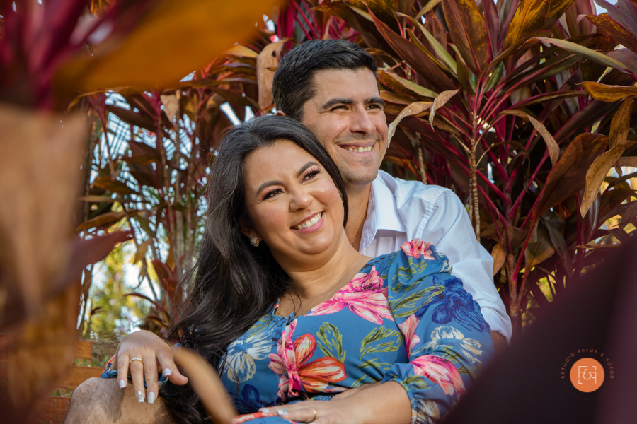 casal sentado abraçado