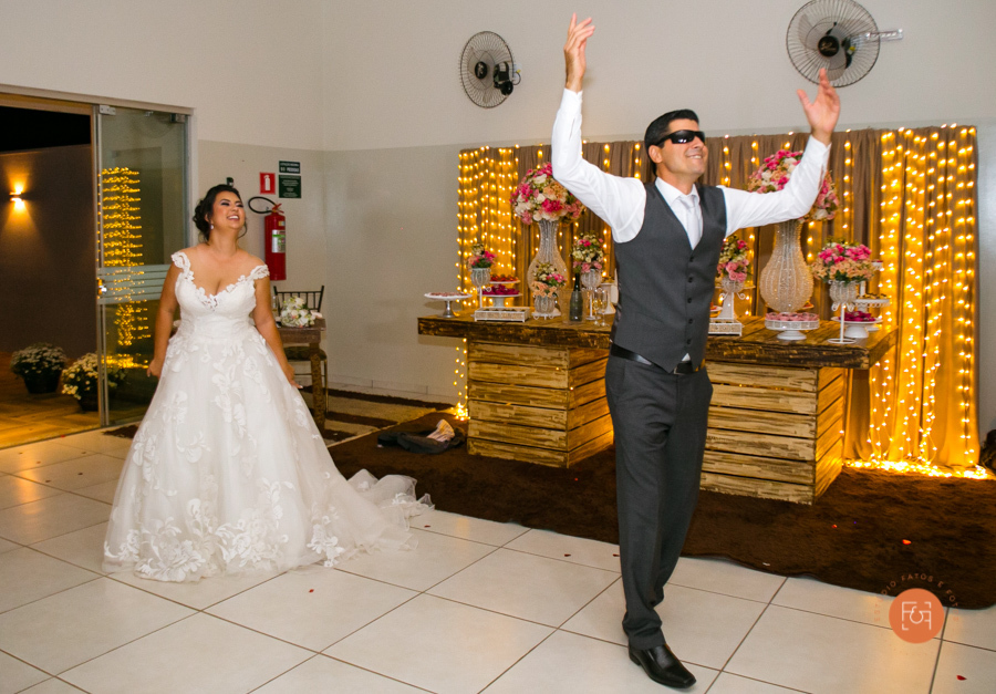 noivos curtindo a festa