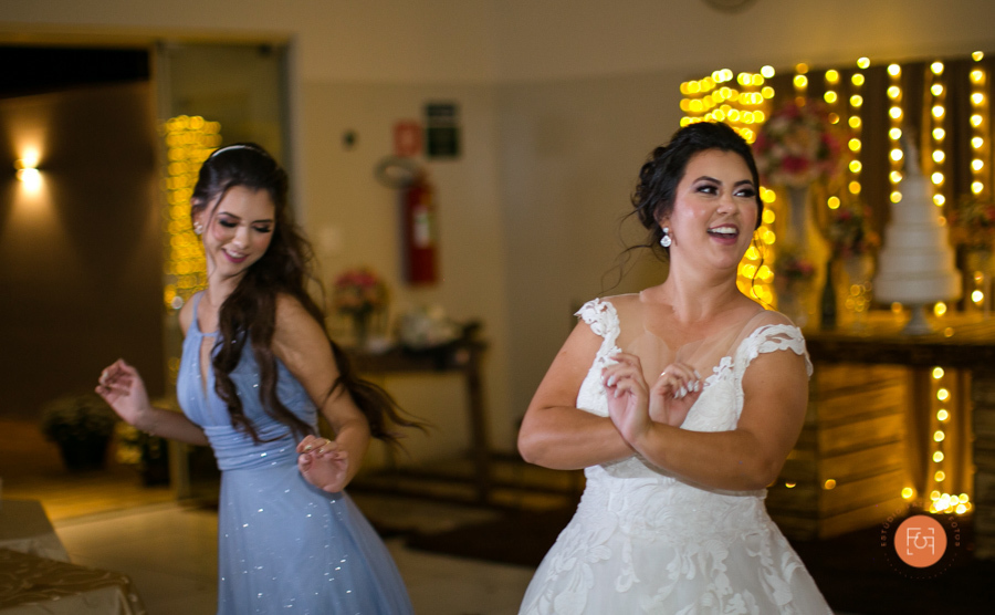 noiva e filha dançando