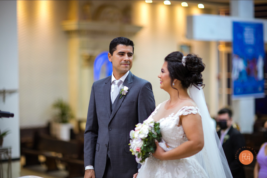 noivos trocando olhares no altar