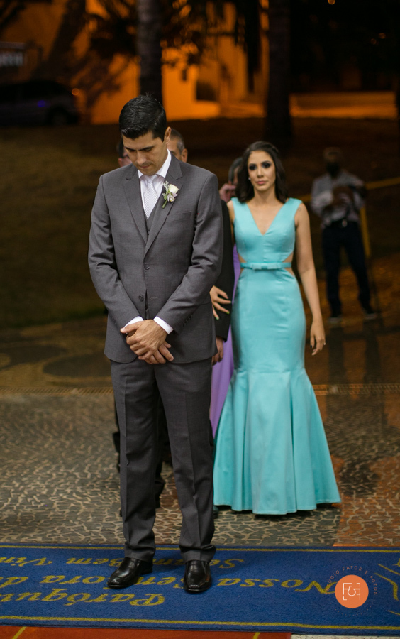 noivo esperando pra entrar na igreja