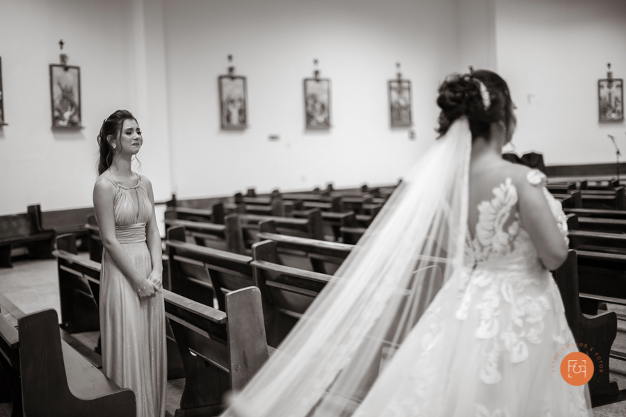 filha emocionada com a entrada da mãe noiva na igreja