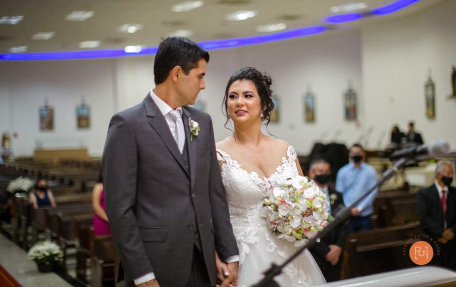 noivos trocando olhares no altar