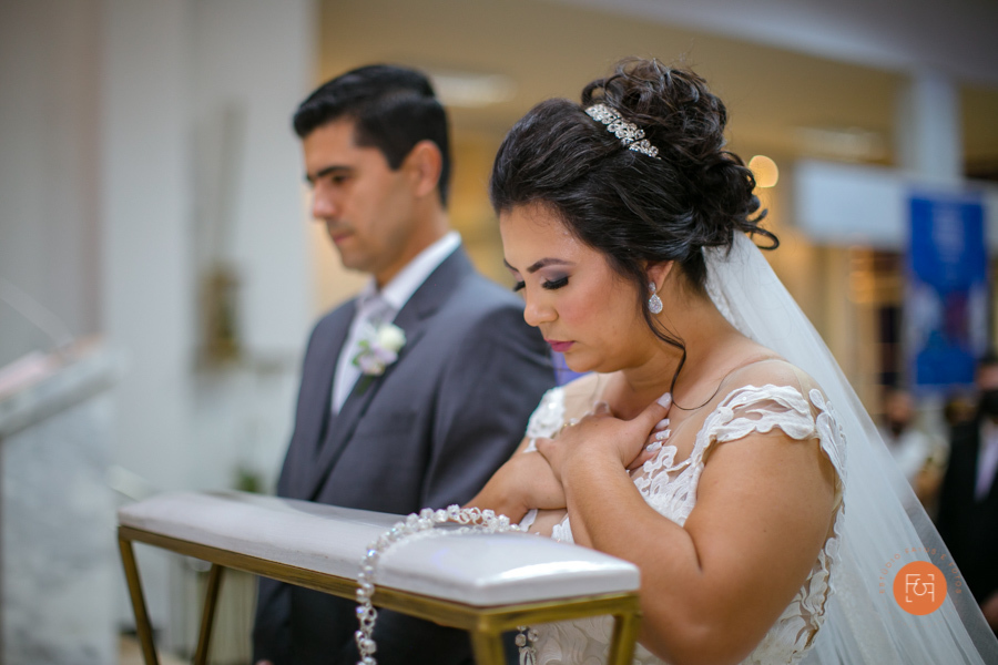 noivos ajoelhados no altar