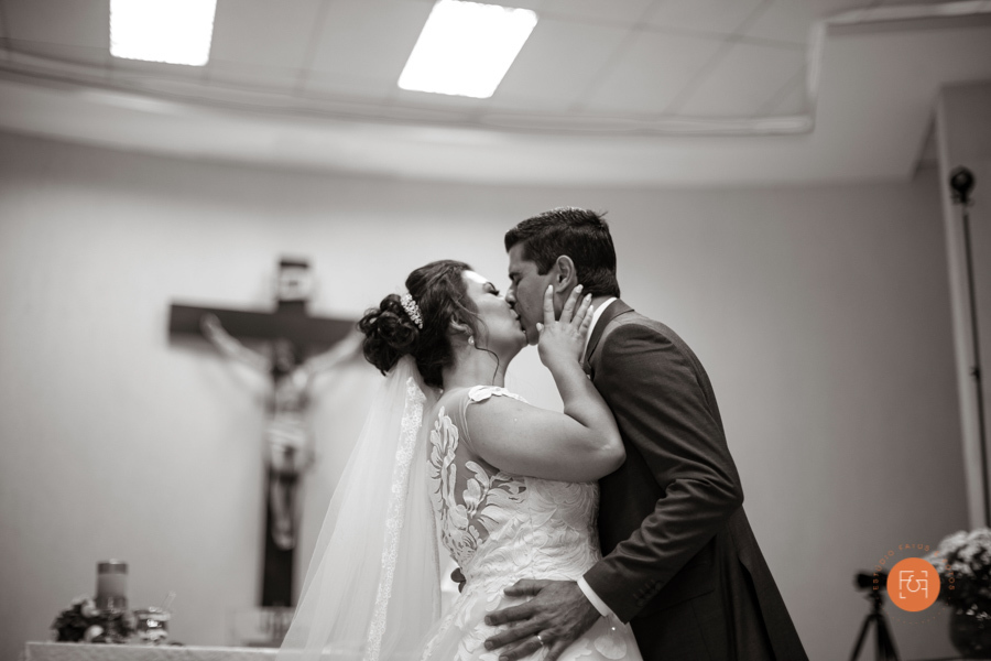 beijo dos noivos no altar