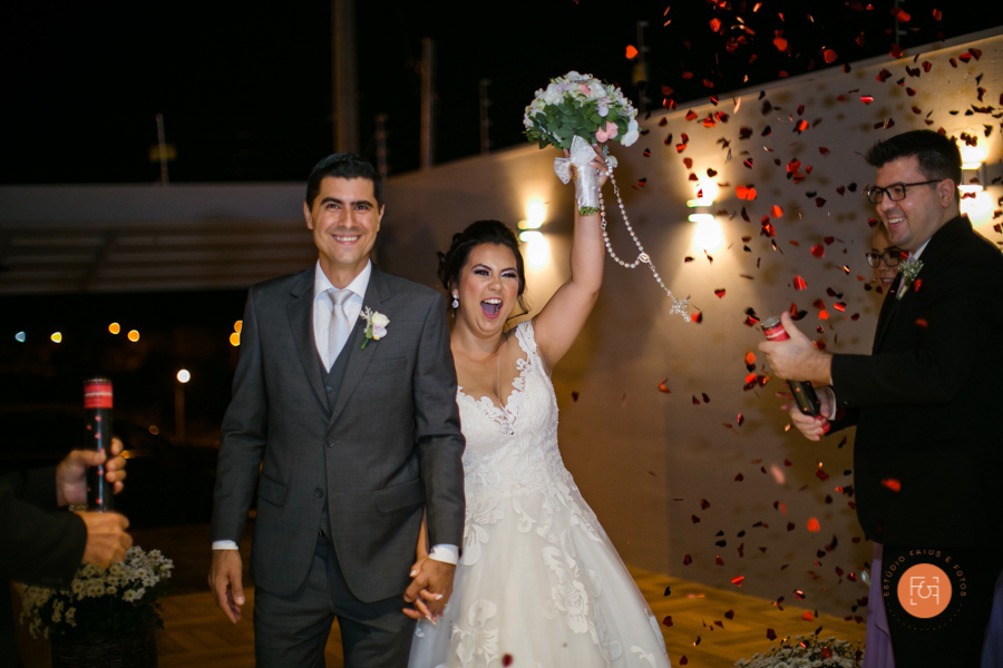 noivos entrando festejando na recepção